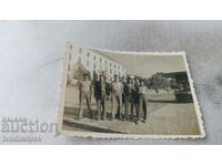 Φωτογραφία Επτά νεαροί άνδρες μπροστά από το κτίριο του Επαρχιακού Λαϊκού Συμβουλίου