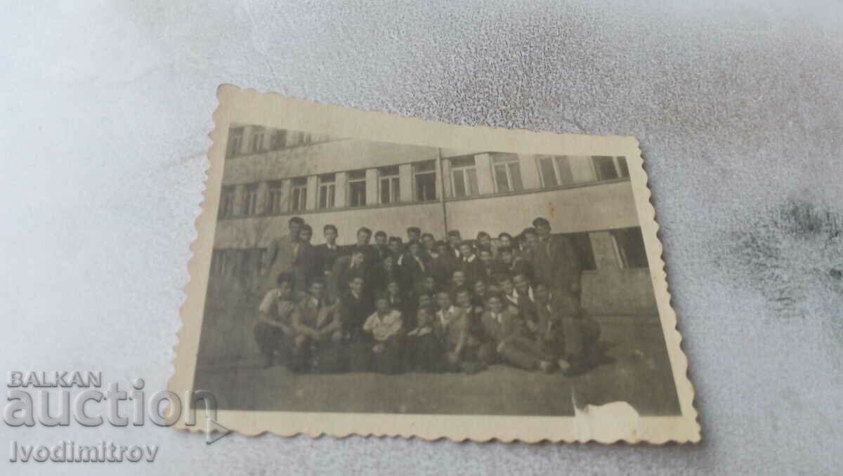 Снимка Ученици и учители в двора на гимназията 1950