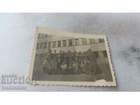Foto Elevi și profesori în curtea liceului 1950