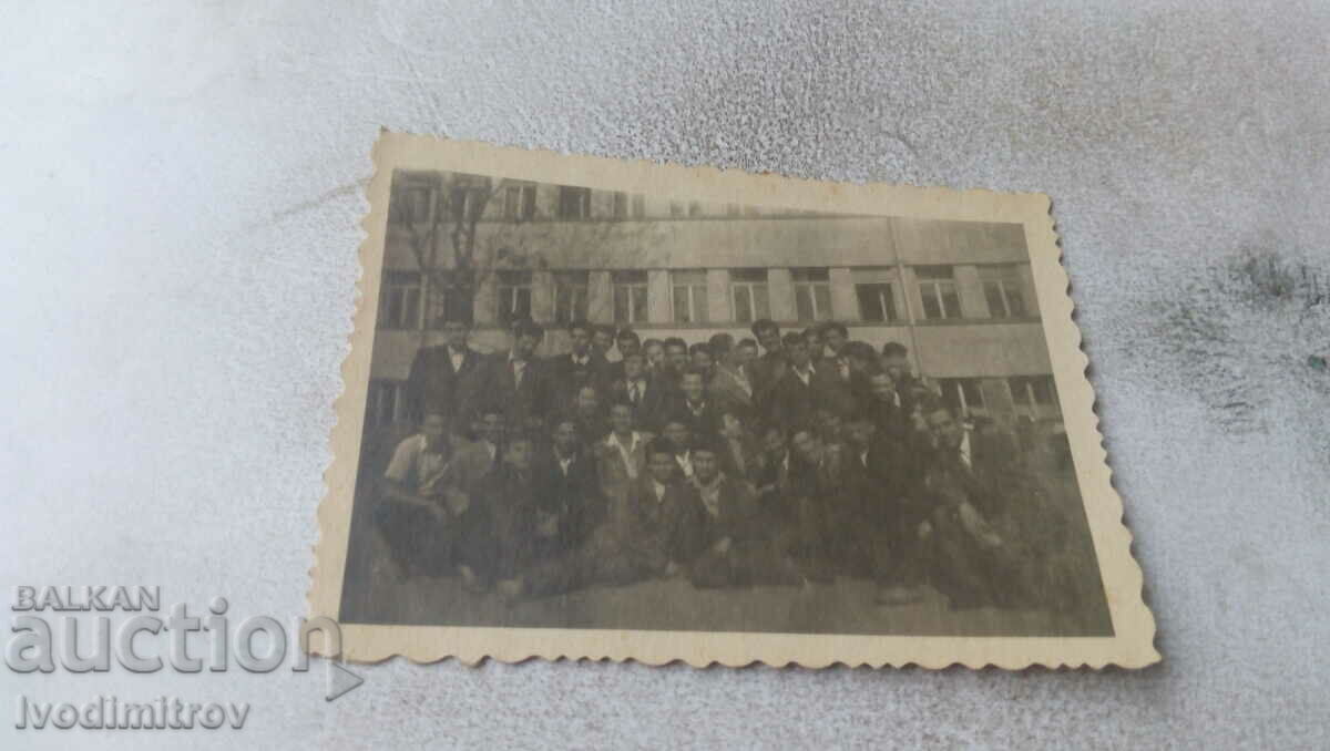Foto Elevi și profesori în curtea liceului 1950