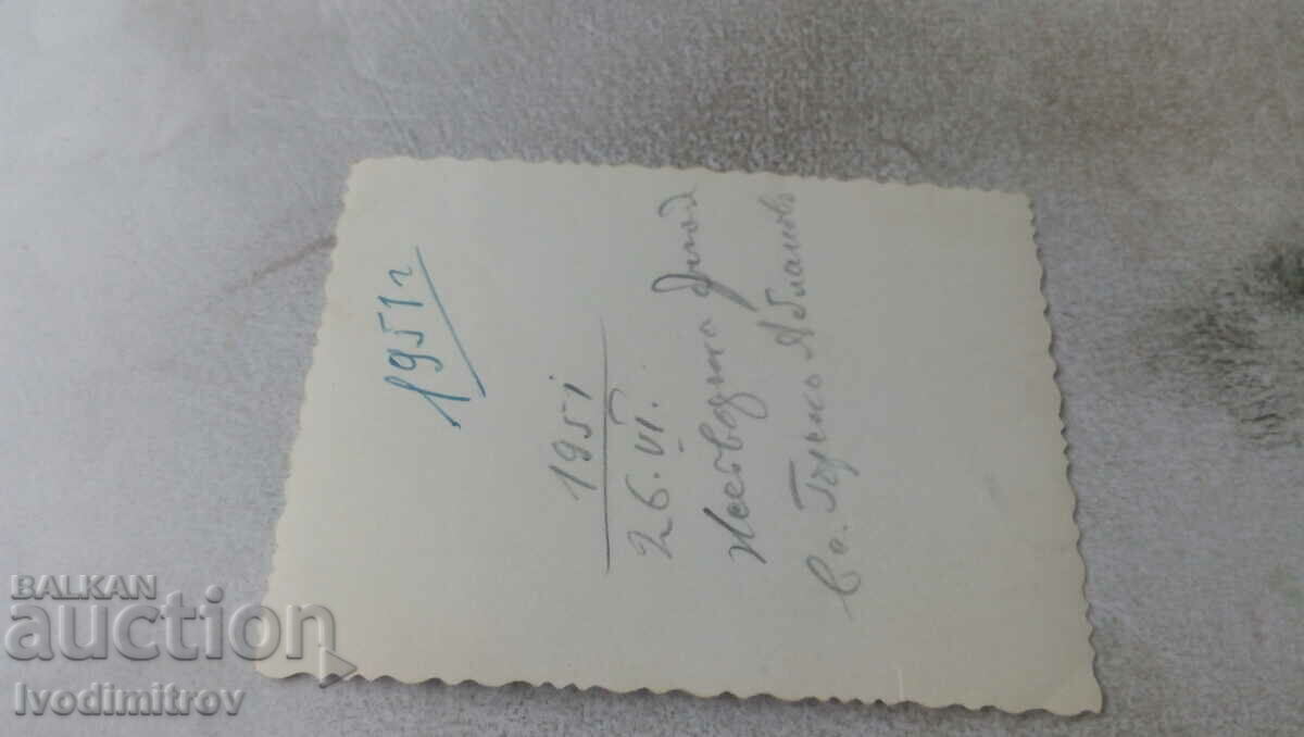 Fotografie Gorsko Yablanovo Bărbați și femei care seceră pe câmp 1951 cu preț 0.95 BGN | € 0.49 Fotografie Gorsko Yablanovo Bărbați și femei care seceră pe câmp 1951 cu preț 0.95 BGN | € 0.49