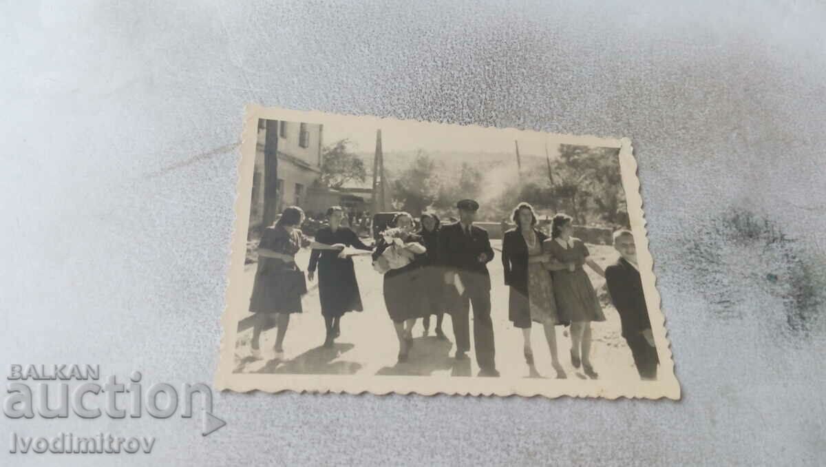 Снимка Булка със свои приятели на улицата 1943