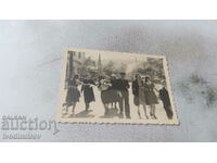 Fotografie Mireasă cu prietenii ei pe stradă 1943