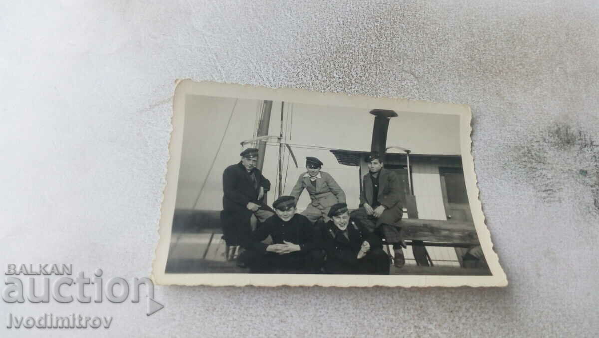 Fotografie Cinci tineri pe o navă
