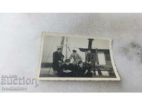 Φωτογραφία Πέντε νέοι σε ένα πλοίο