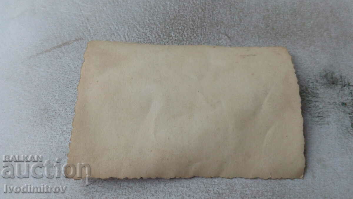 Εικόνα Δύο νεαροί άνδρες και τρία κορίτσια σε έναν βράχο με τιμή 0.75 BGN | € 0.38 Εικόνα Δύο νεαροί άνδρες και τρία κορίτσια σε έναν βράχο με τιμή 0.75 BGN | € 0.38