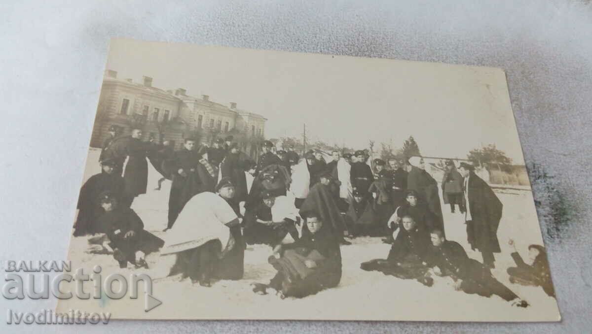 Photo Soldiers of the 2nd year pound blankets in winter