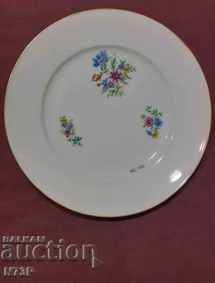 OLD PORCELAIN PLATE. COLLECTION. HAND PAINTED. .