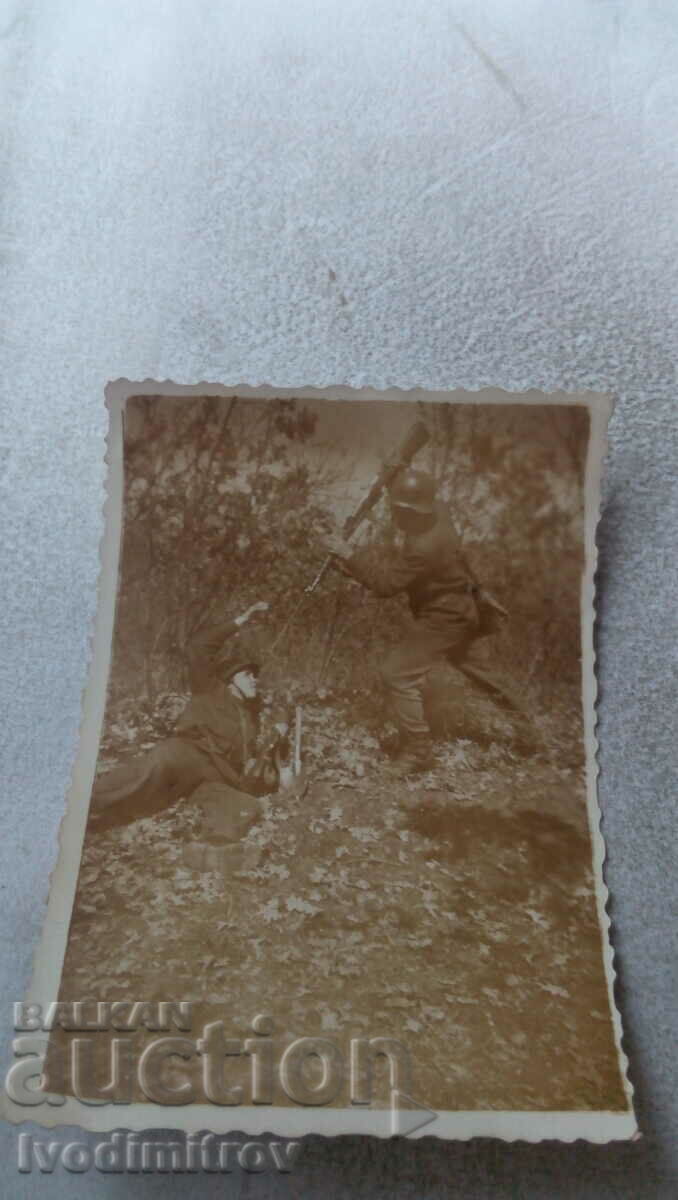 Φωτογραφία Ένας στρατιώτης που φοράει κράνος επιτίθεται σε έναν άλλο στρατιώτη το 1955
