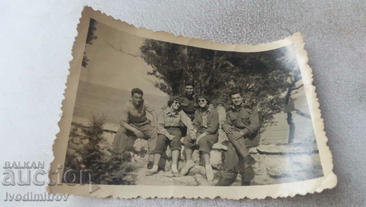 Foto Trei soldați și două fete tinere