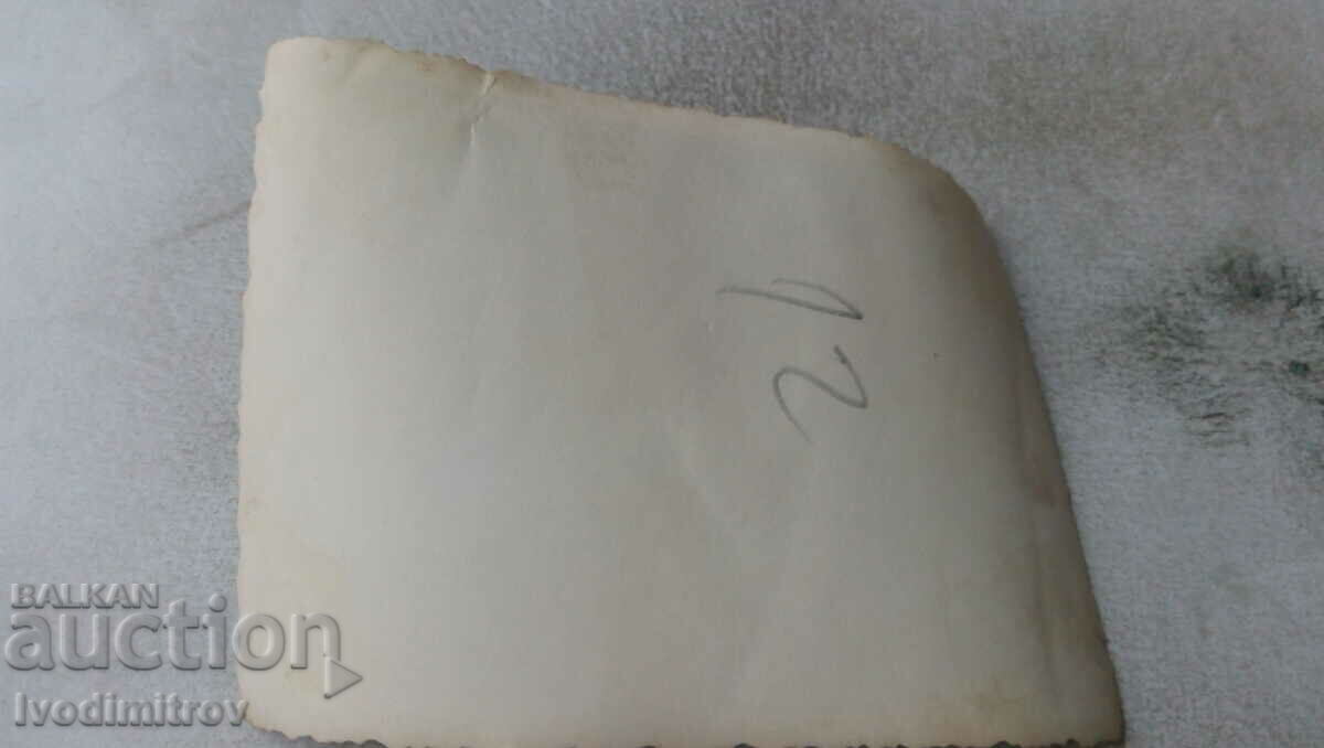 Φωτογραφία Τρεις στρατιώτες και δύο νεαρά κορίτσια με τιμή 0.65 BGN | € 0.33 Φωτογραφία Τρεις στρατιώτες και δύο νεαρά κορίτσια με τιμή 0.65 BGN | € 0.33