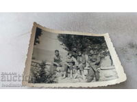 Снимка Трима войници и две млади момичета