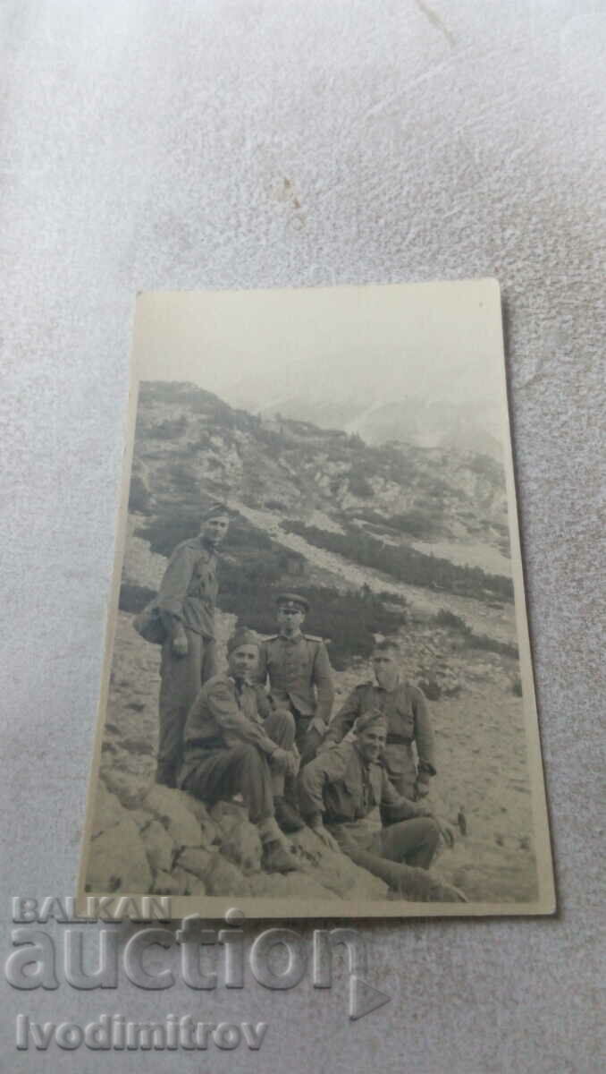 Photo An officer and four soldiers on the rocks