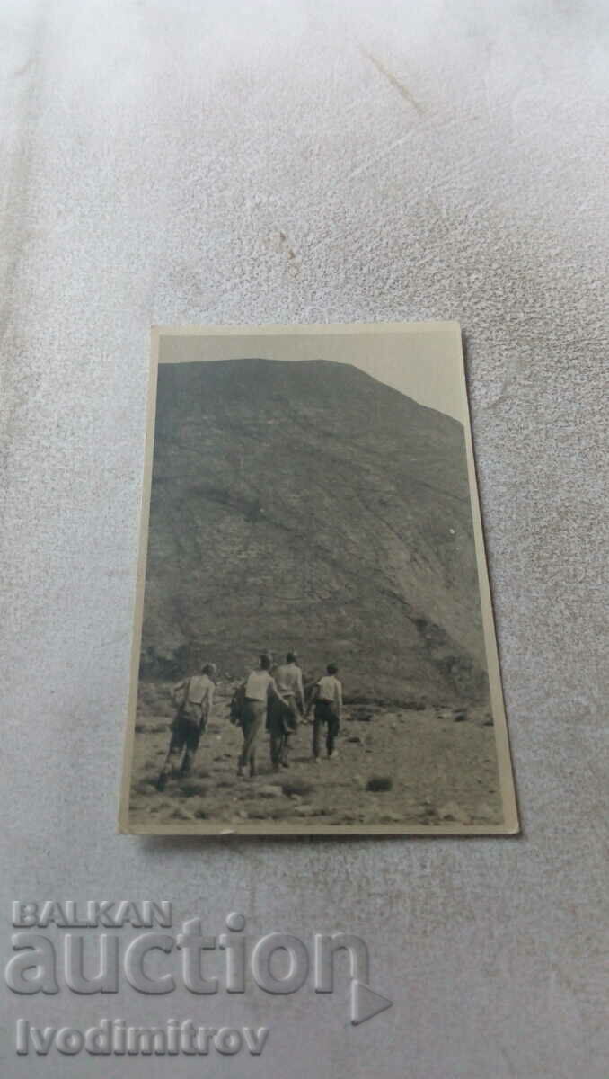 Photo Four soldiers on a hike in the mountains
