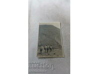 Fotografie Patru soldați într-o drumeție în munți
