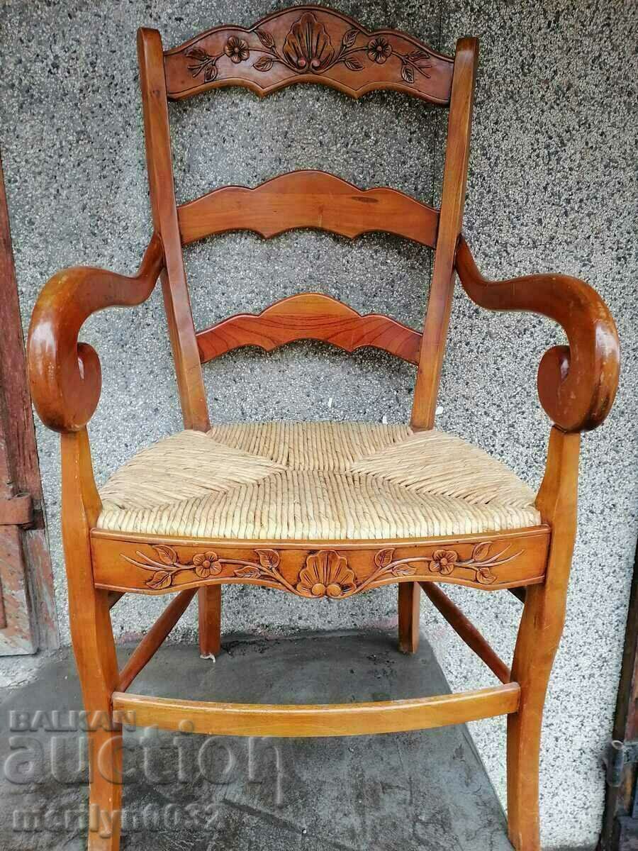 Καρέκλα με ξυλογλυπτική παλιά επώνυμη καρέκλα πνευματική άνεση