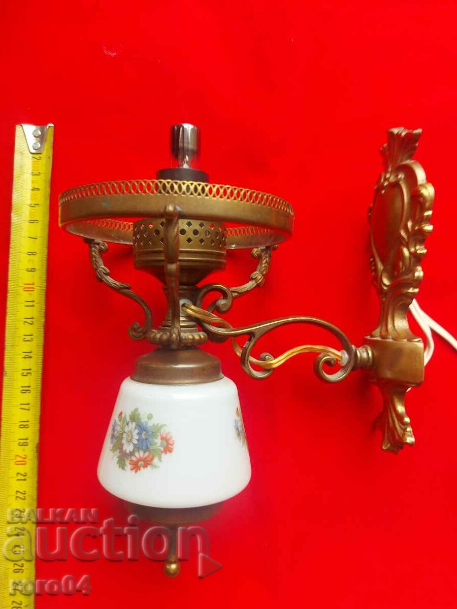 Auction SQUARE - LAMP - LANTERN - GLEAM BULB Auction SQUARE - LAMP - LANTERN - GLEAM BULB