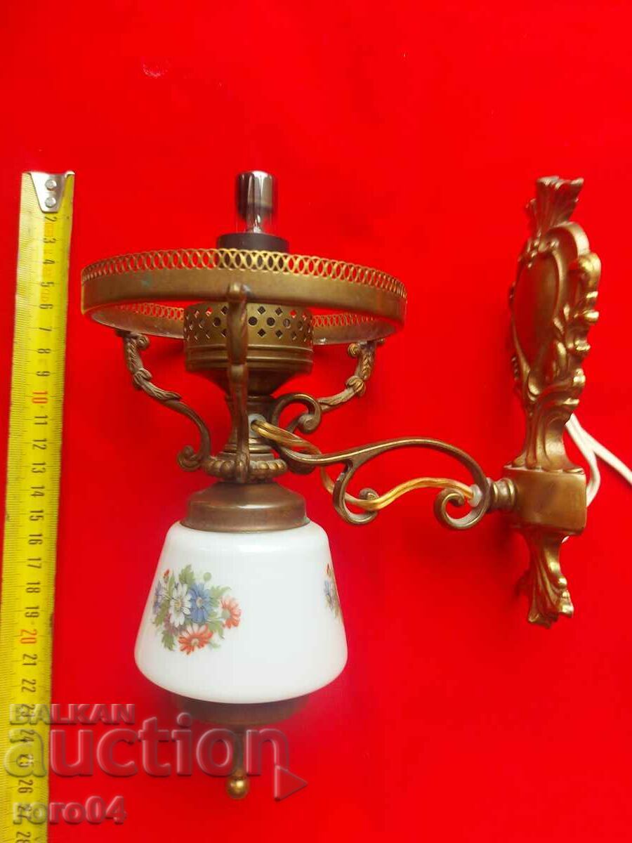 Licitație PĂTRAT - LAMPĂ - LANARĂ - BEC SLULUIRE