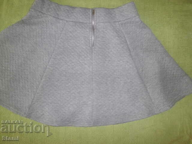 Livrarea Fustă scurtă nouă, gri H&M, mărimea M