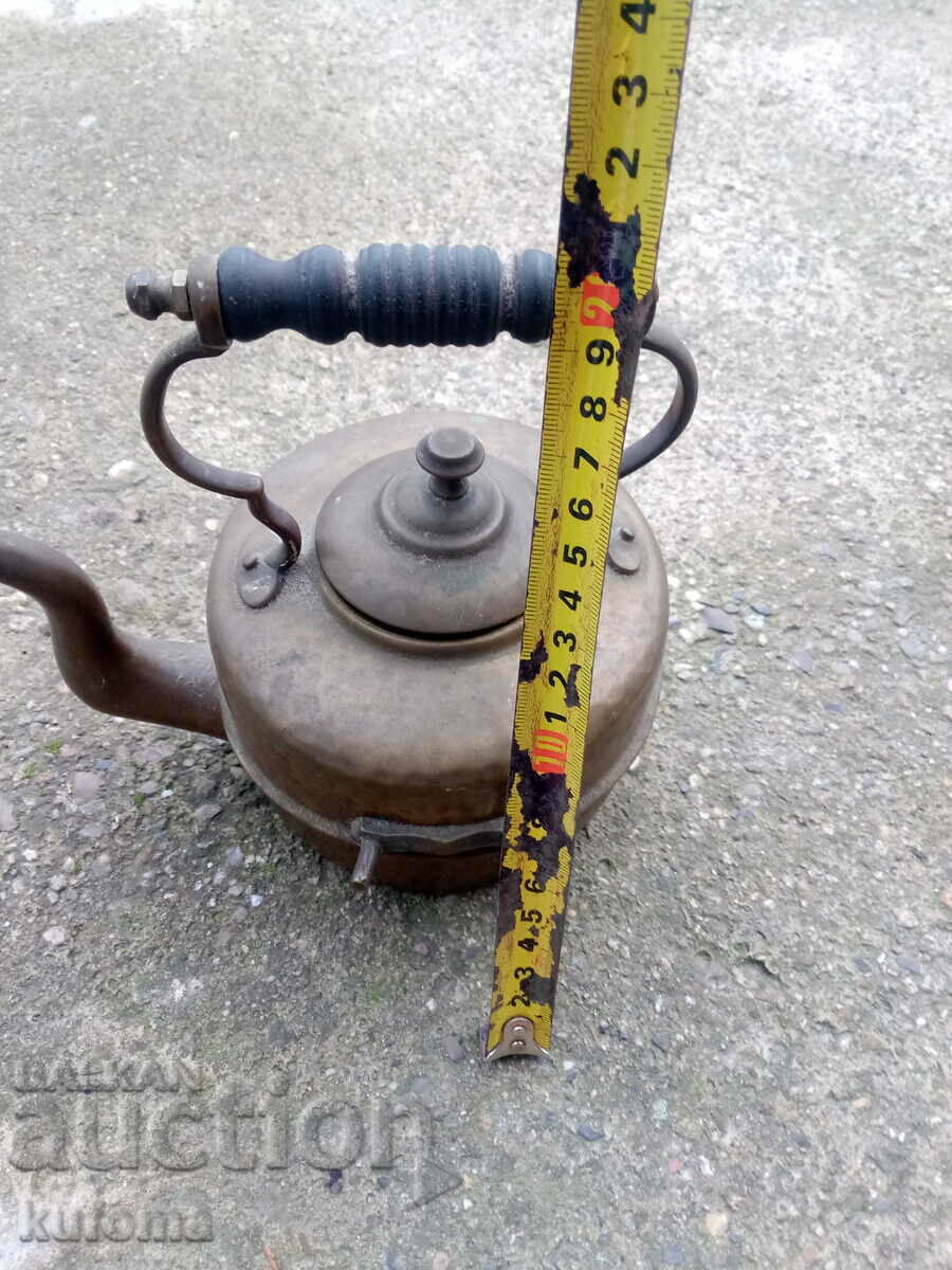 English brass kettle with price 34.99 BGN | € 17.89 English brass kettle with price 34.99 BGN | € 17.89