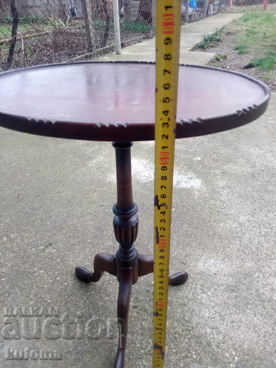 Măsuță veche din lemn cu preț € 39.99 | 78.21 BGN Măsuță veche din lemn cu preț € 39.99 | 78.21 BGN