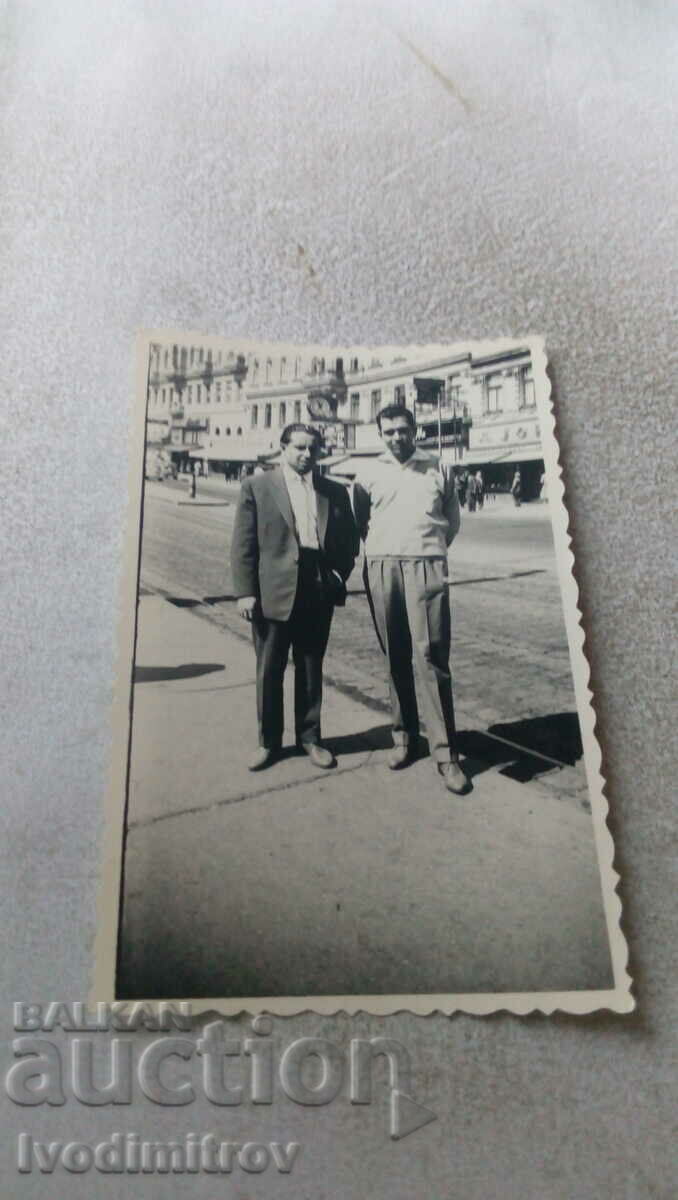 Foto Doi bărbați pe trotuar