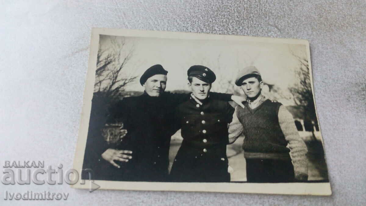Снимка Трима млади мъже