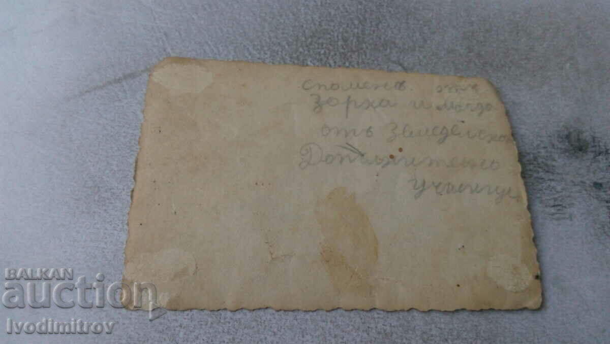 Снимка Две млади момичета с цена € 0.43 | 0.84 лв.