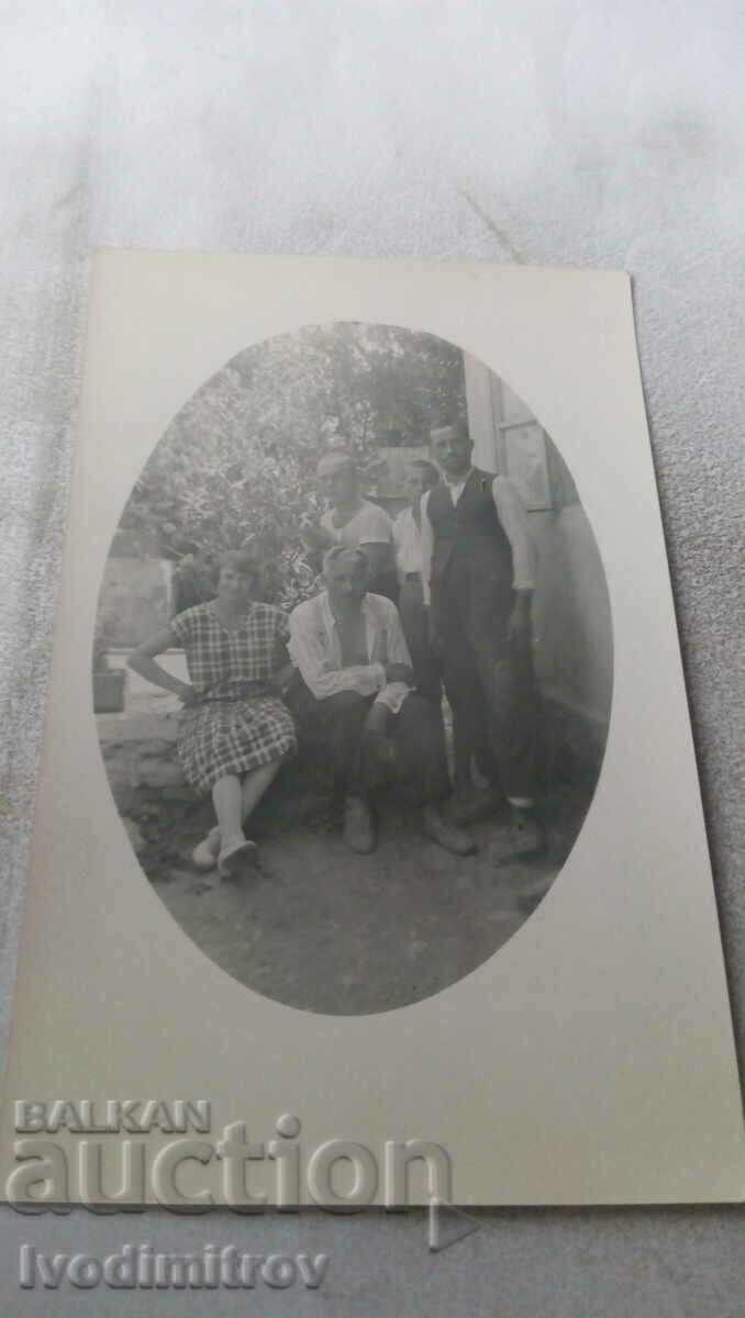 Снимка Трима мъже жена и момче в двора