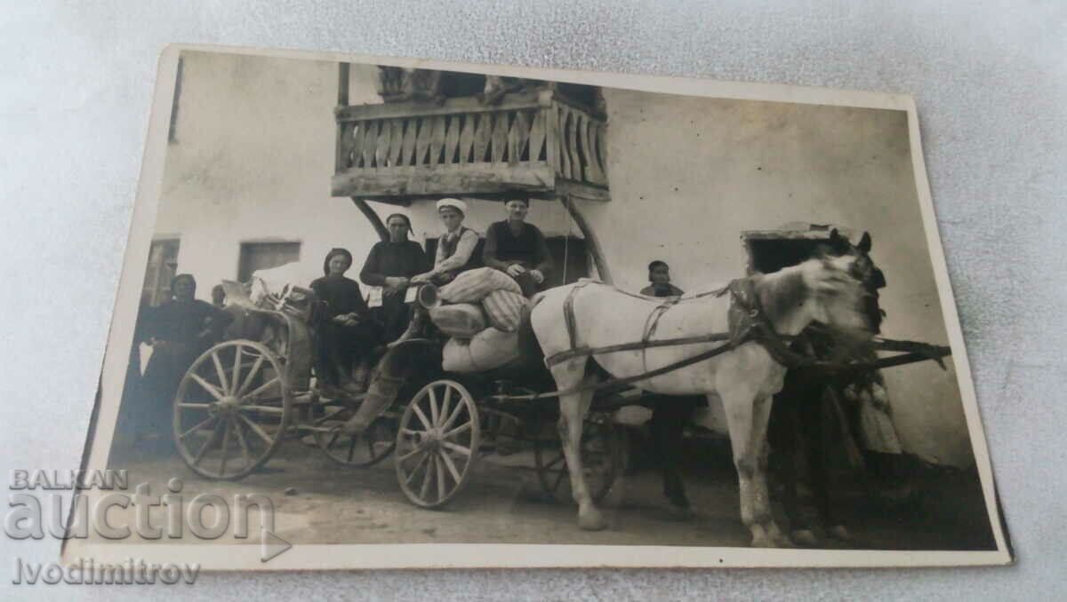 Снимка Мъж жени и момче в карета теглена от бял и черен кон