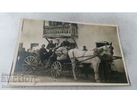 Photo Man, woman and boy in a carriage drawn by a white and black horse