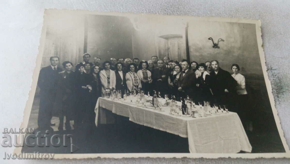 Photo Men and women at a cocktail party