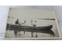 Снимка Видин Офицер млада жена и лодкар в лодка в река Дунав