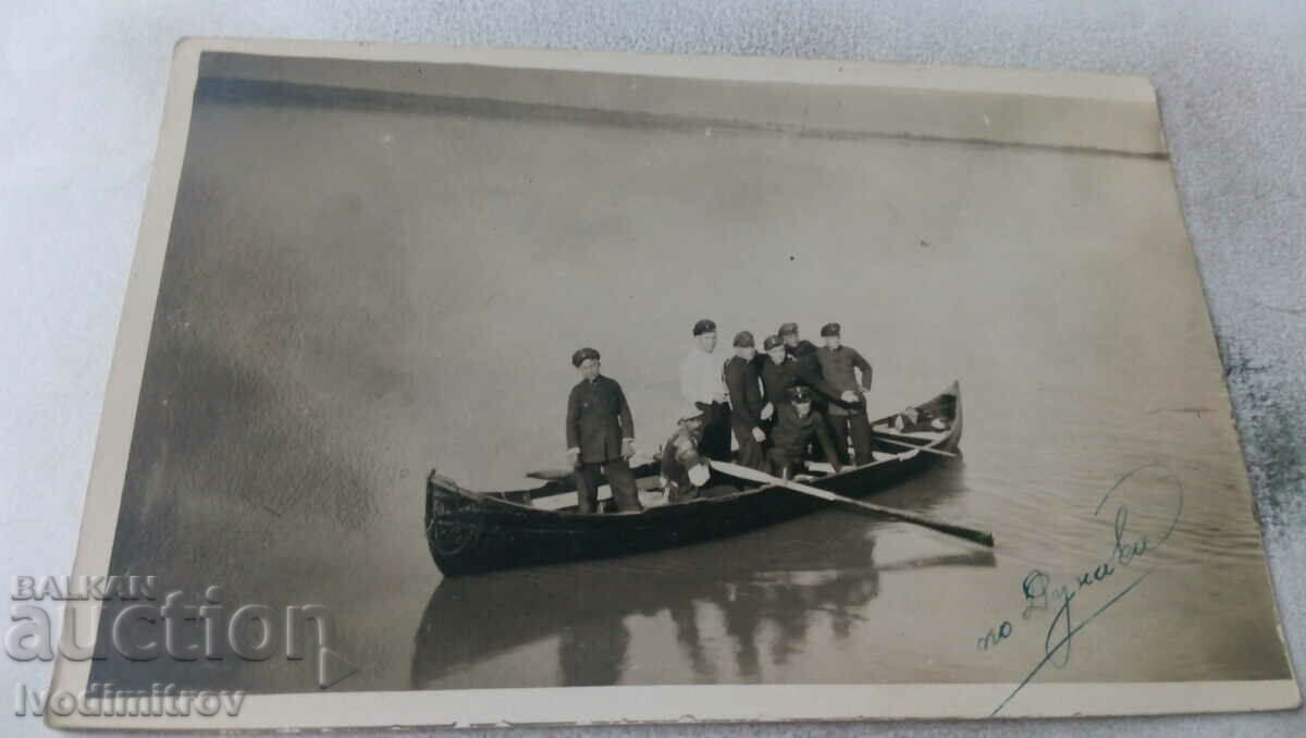 Снимка Ученици на разходка по река Дунавъ 1931
