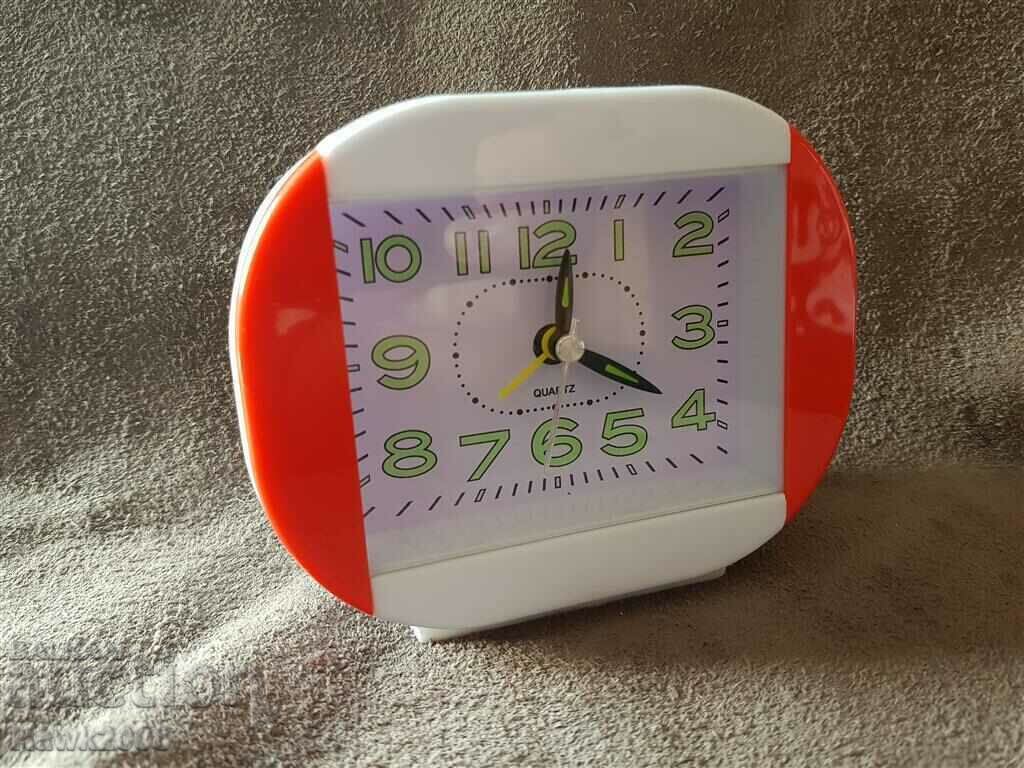 Auction  QUARTZ rattling clock with stoic