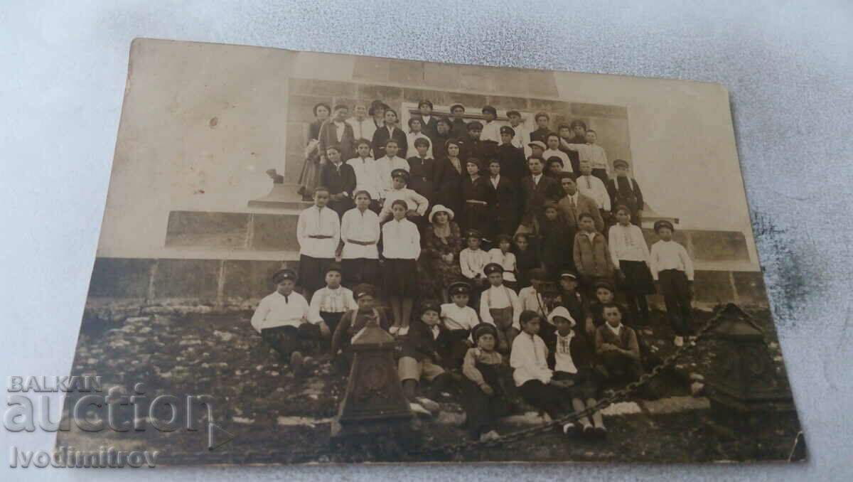 Снимка Никополъ Ученици и учители пред Паметника 1931