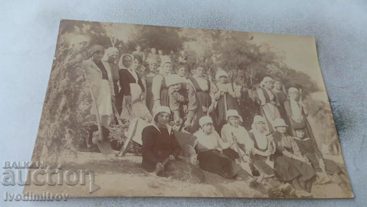 Снимка Млади жени с лопати на бригада