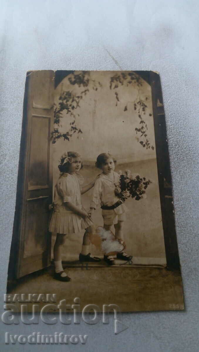 Пощенска картичка Момиченце и момченце с букет цветя