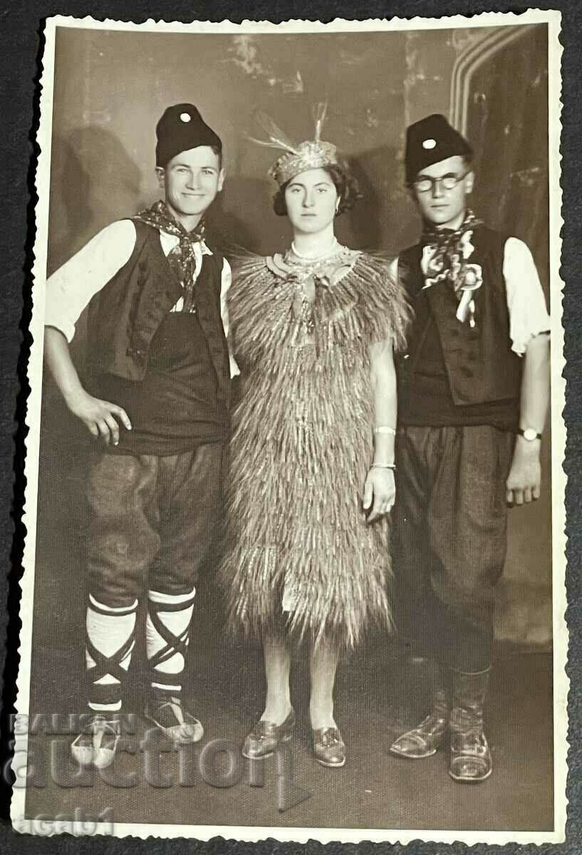 Boys in costumes S. Dibich