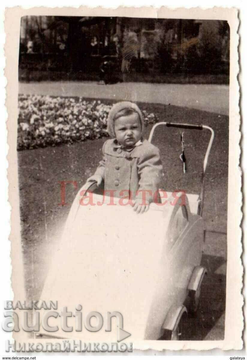 1951 SMALL OLD PHOTO PLOVDIV BABY IN A CARRIAGE G002