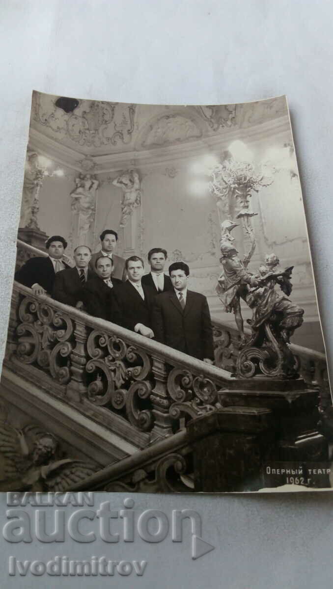 Φωτογραφία Οδησσός Νεαροί άνδρες σε σκάλες στο θέατρο 1962