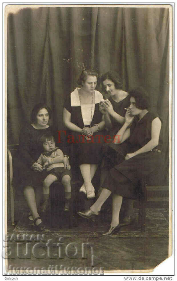 OLD PHOTO CHICKS SMOKING CIGARETTES G003 OLD PHOTO CHICKS SMOKING CIGARETTES G003