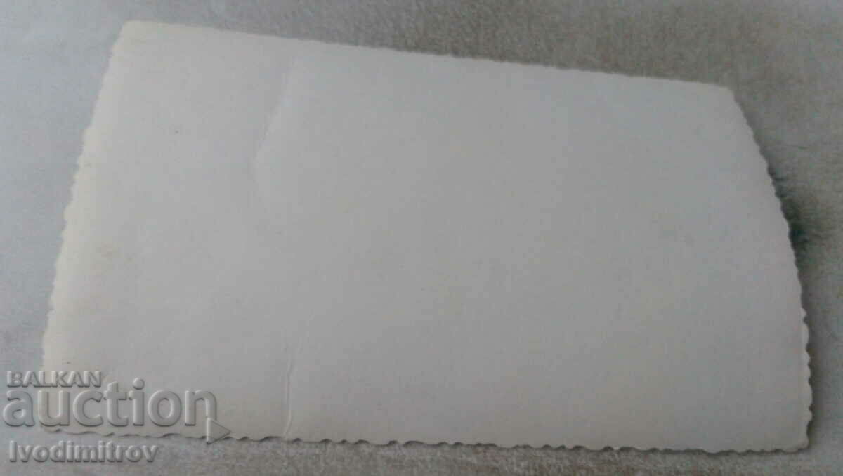 Φωτογραφία νεόνυμφων με τους φίλους τους με τιμή 1.35 BGN | € 0.69