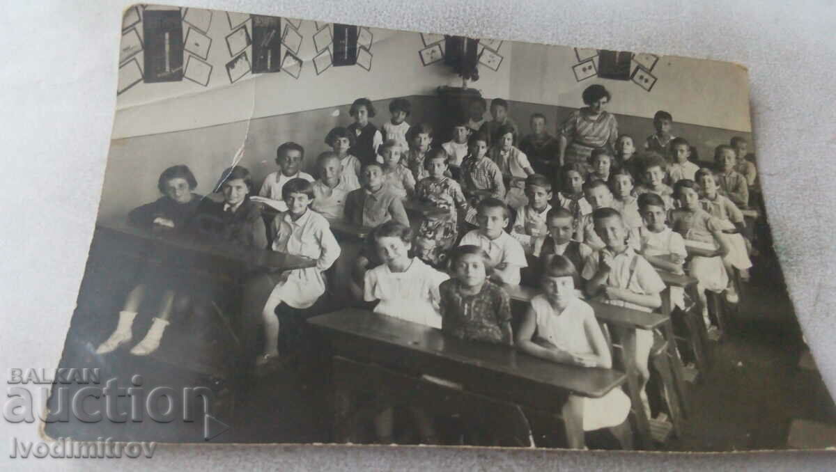 Снимка Варна Ученици от II отд и учителка в класна стая 1935