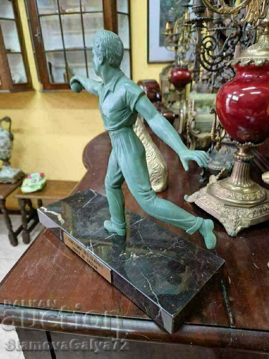 Licitație O mare statuetă antică franceză Licitație O mare statuetă antică franceză