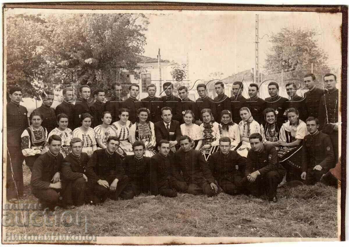 LARGE OLD PHOTO OF PAVLICAN HIGH SCHOOL SCHOOL SCHOOL STUDENTS IN COSTUMES G019 LARGE OLD PHOTO OF PAVLICAN HIGH SCHOOL SCHOOL SCHOOL STUDENTS IN COSTUMES G019