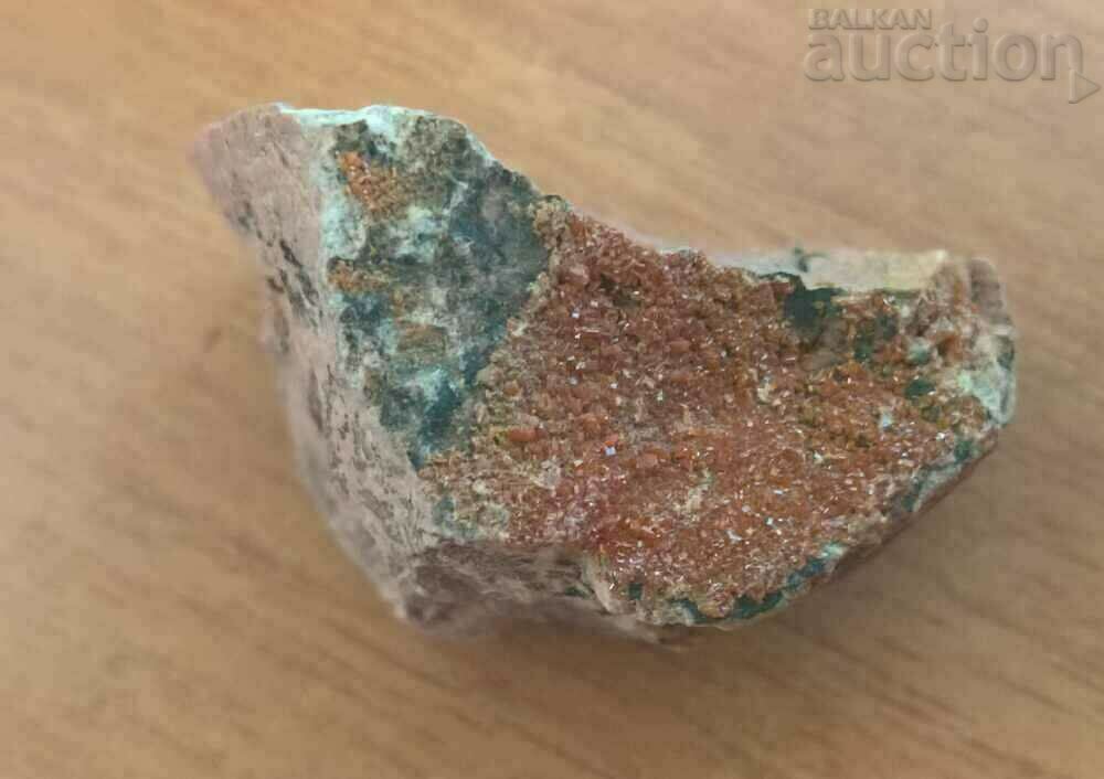 Минерал камък кристал Ванадинит върху скала