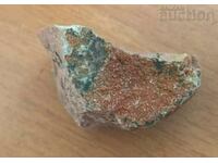 Минерал камък кристал Ванадинит върху скала