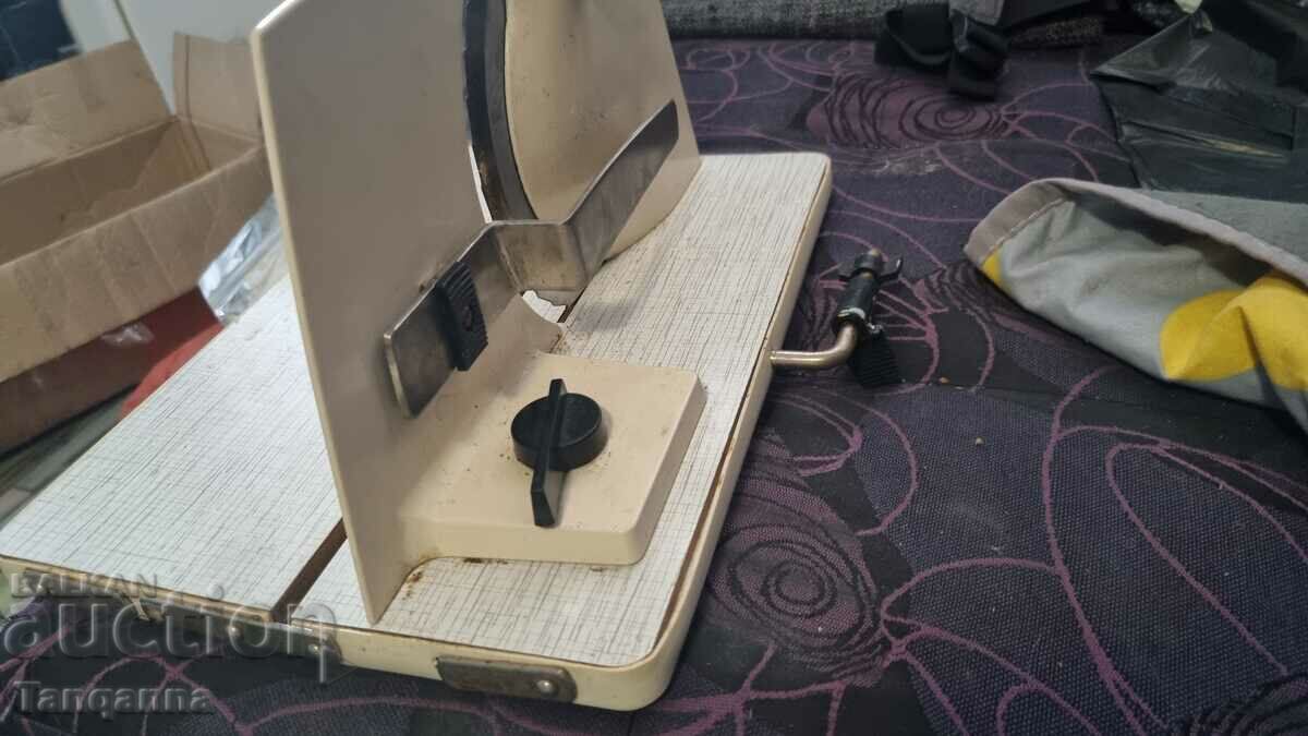 Μη αυτόματη μηχανή κοπής με τιμή 25.00 BGN | € 12.78 Μη αυτόματη μηχανή κοπής με τιμή 25.00 BGN | € 12.78