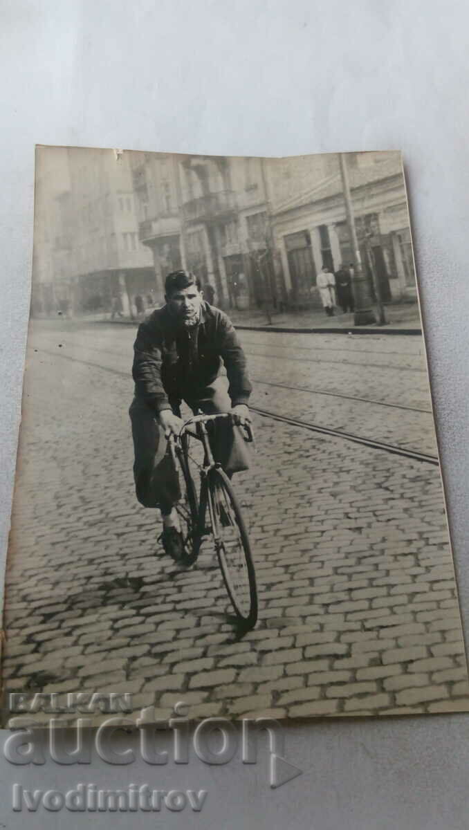 Photo Sofia A young man on a vintage bicycle